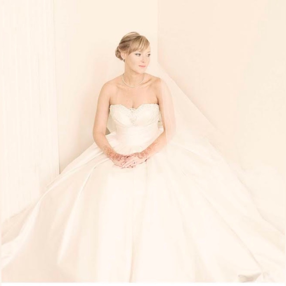 PNINA TORNAI 100% Silk A-Line Strapless Wedding Dress
